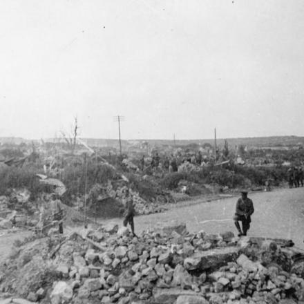 Le rovine di una strada a Souchez, 17 luglio 1917. © IWM (Q 61196)
