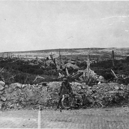 Un messaggero motociclista britannico con la sua motocicletta in una strada in rovina di Souchez, il 17 luglio 1917. © IWM (Q 78495)