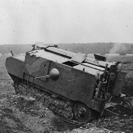 Carri armati Schneider CA1 sul campo di esercitazioni di Champlieu, 18 luglio 1917. © IWM (Q 69504)