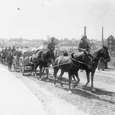 Una colonna di artiglieria tedesca che attraversa una città sul fronte di Verdun, estate del 1917. © IWM (Q 56504)
