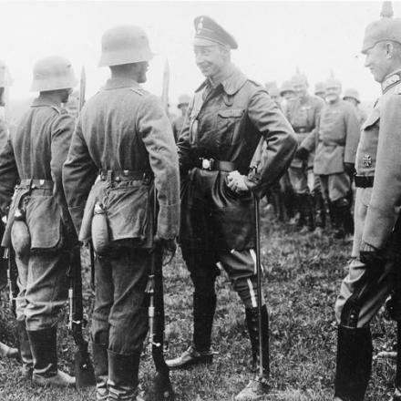 Il principe ereditario Wilhelm ispeziona le truppe tedesche a Charleville, il 20 luglio 1917. Alla sua sinistra c'è il Maggiore Generale Danner. © IWM (Q 23775)