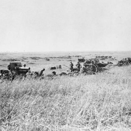 Batteria di artiglieria americana da 155 mm in posizione avanzata vicino a Froissy, 20 luglio 1917. © IWM (Q 69953)