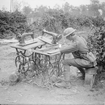 Soldato della nona divisione che usa come scrivania due macchine da cucire recuperate. Fampoux, 21 luglio 1917. © IWM (Q 5700)