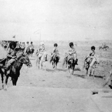 Compagnia di cosacchi con la Russian Armored Car Division durante l'offensiva di Kerensky. Galizia, luglio 1917. © IWM (Q 109732)