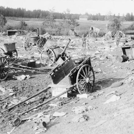 Le cucine da campo, le carrozze e i carri di trasporto lasciati indietro dai russi durante il loro ritiro, vicino a Tarnopol, nel luglio del 1917. © IWM (Q 60375)