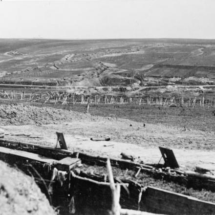 Trincee russe catturate e intrecci di filo spinato fuori Tarnopol, luglio 1917. © IWM (Q 60386)