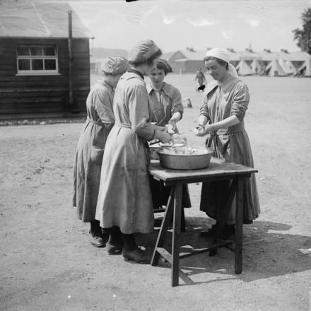 Membri del Corpo ausiliario dell'esercito femminile [WAAC] che preparano verdure in un campo di fanteria a Rouen. © IWM Q 5741