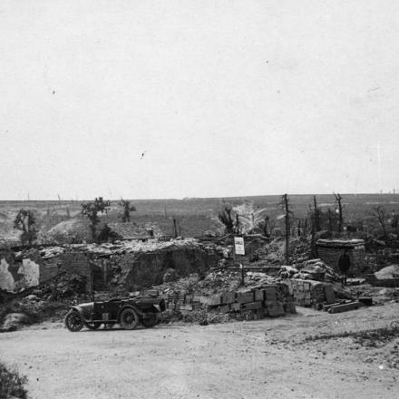Truppe britanniche nel villaggio in rovina di Combles, 24 luglio 1917. © IWM (Q 78499)