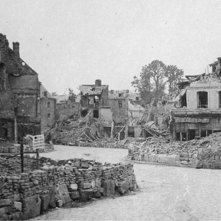 La città di Peronne in rovina, 25 luglio 1917. © IWM (Q 78539)