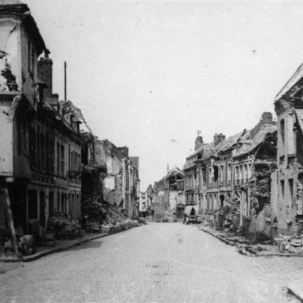 La città di Peronne in rovina, 25 luglio 1917.  © IWM (Q 78541)