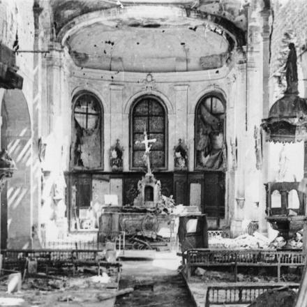 Interno della chiesa in rovina a Moislains, 27 luglio 1917. © IWM Q 78077
