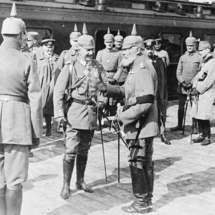 Il principe Leopoldo di Baviera, icomandante in capo tedesco sul fronte orientale, saluta il Kaiser Guglielmo II al suo arrivo in treno per visitare Tarnopol. Luglio 1917. © IWM (Q 70810)