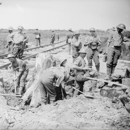 Truppe britanniche che posano una linea ferroviaria leggera vicino a Boesinghe, il 28 luglio 1917. © IWM (Q 5708) 