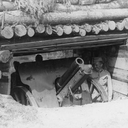 Artiglieri rumeni con un obice da 105 mm vicino a Casin, nel 1917. © IWM (Q 76488)