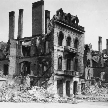 Edifici distrutti dall'esercito russo in ritirata a Czernowitz, la capitale della Bucovina, nel luglio del 1917. © IWM (Q 86669)