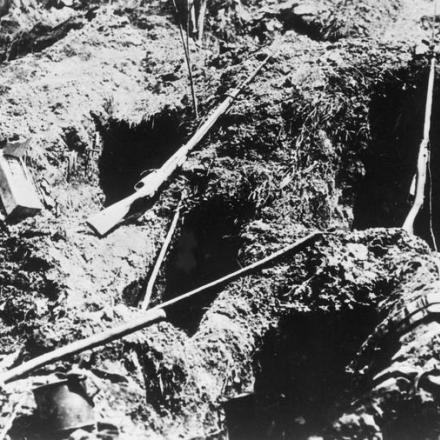 Posizioni tedesche sulle ripide pendici del fiume Prut, molto probabilmente vicino a Czernowitz, dopo che un attacco russo era stato respinto. © IWM (Q 86941)