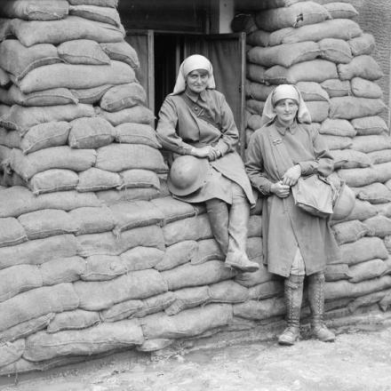Elsie Knocker e Mairi Chisholm ("Le madonne di Pervyse") al di fuori del loro posto di soccorso protetto da sacchi di sabbia a Pervyse, il 30 luglio 1917. © IWM (Q 2663)