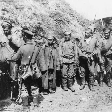 Prigionieri russi catturati durante i combattimenti vicino a Tarnopol perquisiti da soldati tedeschi. © IWM (Q 60377)