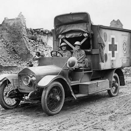 Elsie Knocker e Mairi Chisholm ("Le Madonne di Pervyse") in autoambulanza attraverso le rovine di Pervyse. Le due donne gestiscono un posto di primo soccorso vicino alla prima linea. © IWM (Q 2660)