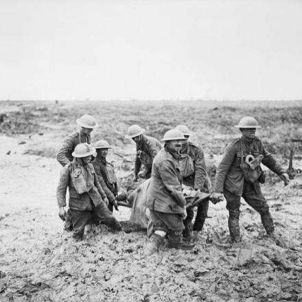 Battaglia di Pilckem Ridge. I portatori di barelle lottano nel fango fino alle ginocchia per portare un uomo ferito in salvo vicino a Boesinghe, il 1 ° agosto 1917. © IWM (Q 5935)