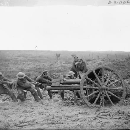 Battaglia di Pilckem Ridge. Artiglieri della Royal Field Artillery che sollevano e trasportano un cannone da campo fuori dal fango. A nord di Ypres, 2 agosto 1917. © IWM Q 5938