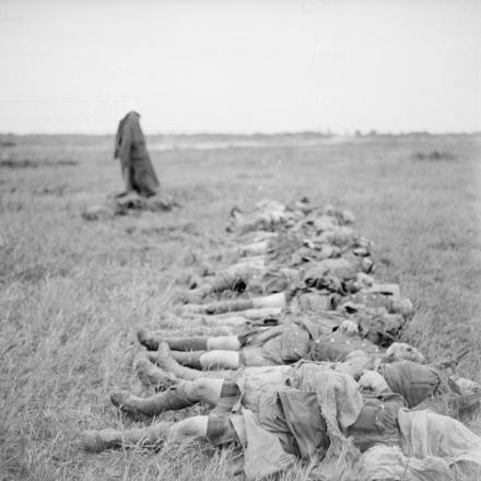 Caduti di uno dei reggimenti degli Highlanders in attesa di sepoltura, agosto 1917. © IWM (Q 7814)