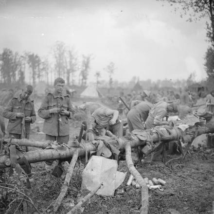 Soldati britannici che si puliscono dopo essere usciti dalle trincee. Vicino a Ypres, il 3 agosto 1917. © IWM (Q 5768)