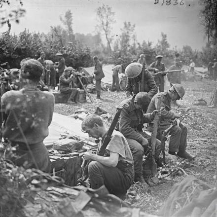 Battaglia di Ypres, 1917. Uomini dello Yorkshire Regiment che puliscono i loro fucili dopo essere rientrati dalla prima linea, il 3 agosto 1917. © IWM (Q 5771)