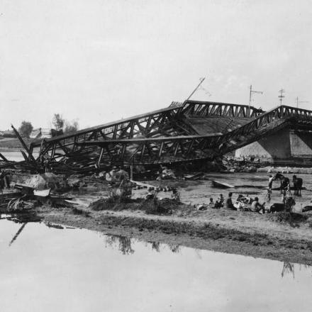 Un ponte distrutto dai russi durante il loro ritiro da Czernowitz, in Ucraina. La città fu presa dai tedeschi il 3 agosto 1917. © IWM (Q 86746)