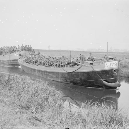 Truppe trasportate su chiatte lungo il Canal de Furnes, il 4 agosto 1917. © IWM (Q 3251)