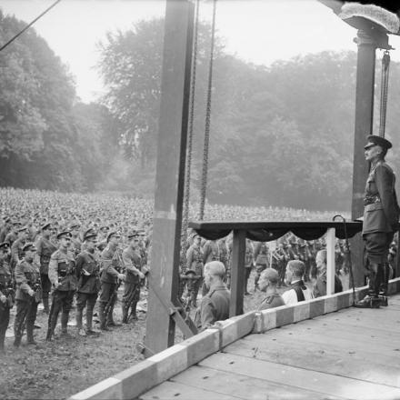 Servizio per commemorare l'inizio del 4 ° anno di guerra a Ranchicourt, il 5 agosto 1917. Il generale Henry Horne si rivolge alle truppe. © IWM (Q 5777)