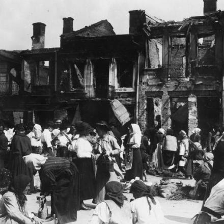 Mercato di strada affollato a Czernowitz, dopo la riconquista della città da parte dell'esercito tedesco, 5 agosto 1917. © IWM (Q 86617)