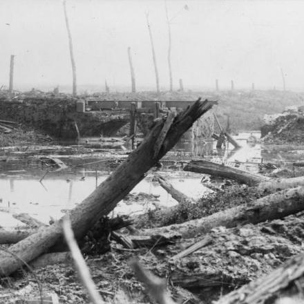 Le battaglie di Ypres. Il canale di Boezinge, con il ponte distrutto, superato dall'avanzata britannica, 6 agosto 1917. © IWM (Q 2682)