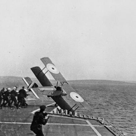 L'incidente fatale al Comandante Edwin Harris Dunning , il 7 agosto 1917. Intuì i vantaggi di atterrare su una nave in movimento e fu il primo ad applicare tale tecnica rivoluzionando la guerra navale. © IWM (Q 80597)