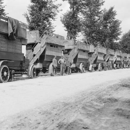 Omnibus londinesi  sulla strada Cassel-Dunkerque, 8 agosto 1917. © IWM (Q 2690)