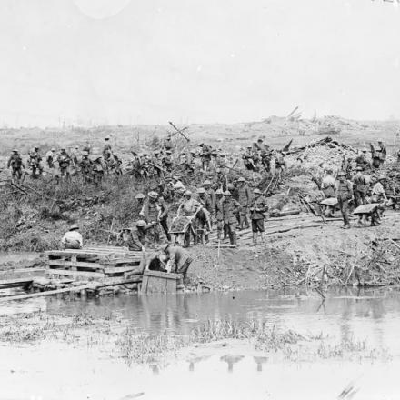 Genieri al lavoro per costruire un ponte sul Canal de l'Yser, vicino a Boezinge, agosto 1917. © IWM (Q 3104)