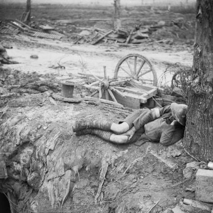 Battaglia di Pilckem Ridge. Un Royal Engineer addormentato accanto a una strada cosparsa di relitti vicino a Hooge, il 9 agosto 1917.© IWM (Q 5848)
