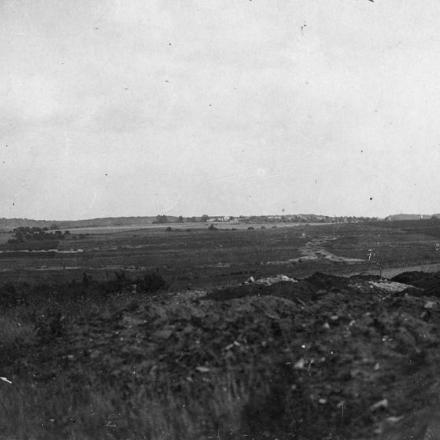 Vista verso le posizioni tedesche a Fresnes vicino a Verneuil-sous-Coucy, il 9 agosto 1917. © IWM (Q 78239)