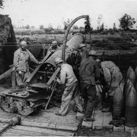 Un mortaio francese da 220 mm in azione a Ferme Rouge vicino a Boesinghe, il 10 agosto 1917. © IWM (Q 78974)