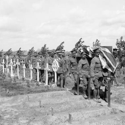 Un funerale militare canadese in un cimitero a Poperinghe, in Belgio, l'11 agosto 1917. La bara è drappeggiata con la bandiera dell'Unione. © IWM (Q 5875)