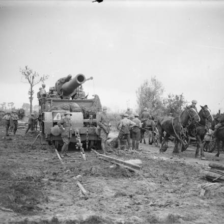 Un obice da 12 pollici sul montaggio ferroviario della 104a batteria d'assedio, R.G.A. © IWM (Q 7818)