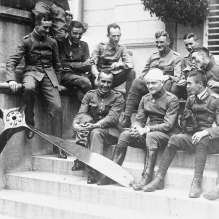 Manfred von Richthofen, con la testa ancora fasciata dopo l'incidente del 6 luglio 1917, visitato in ospedale da altri piloti di Jagdgeschwader 1.  © IWM (Q 52781)