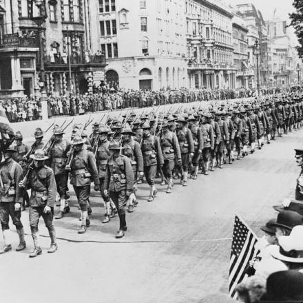 Truppe americane sfilano lungo Piccadilly a Londra, il 15 agosto 1917. © IWM (Q 53994)