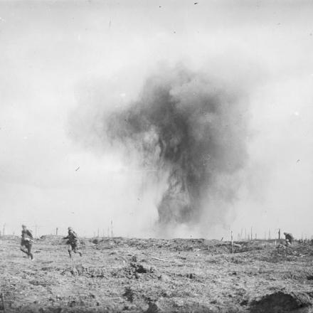 Battaglia di Menin Road: truppe della 1a Divisione australiana cercano riparo da un proiettile di artiglieria. © IWM (E(AUS) 737)