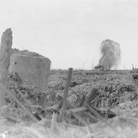 Battaglia di Langemarck. Un bombardamento a distanza; in primo piano una postazione per mitragliatrici di cemento armato. Vicino a Pilckem, il 17 agosto 1917. © IWM (Q 2707)