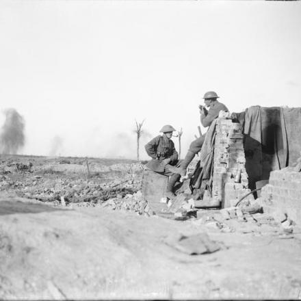 Battaglia di Langemarck. Due artiglieri della Royal Garrison Artillery fuori dai loro alloggi nei resti di una casa in rovina.© IWM (Q 2734)