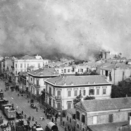 Il fumo denso durante il grande incendio di Salonicco, agosto 1917. © IWM (Q 57913)