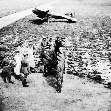 Il Generale Erich von Ludendorff e ispettori ufficiali della Jagdstaffel 11 a Marckebeke, in Belgio. Sullo sfondo l'Albatros D.V rosso di Manfred von Richthofen. © IWM (Q 23899)