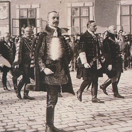 Il primo ministro ungherese Conte Móric Esterházy e altri membri del gabinetto alla Processione della Holy Right Hand. © Magyar miniszterelnökök 1848–2002 Author unknown p.d.