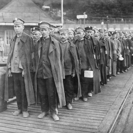 Prigionieri russi da scambiare con prigionieri tedeschi e austro-ungarici, in attesa di salire a bordo del piroscafo svedese "Birger Jarl" a Sassnitz, il 20 agosto 1917. © IWM (Q 29924)